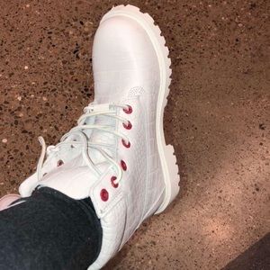 Selling these shoes I’ve only worn once